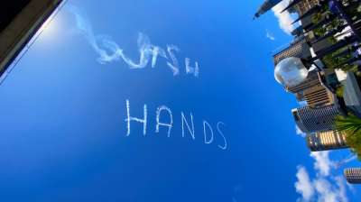 В небе над Сиднеем появилась надпись "Мойте руки". Видео