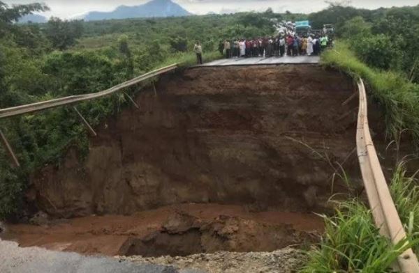 Ливни в Танзании вывали хаос на дорогах и привели к обвалу моста