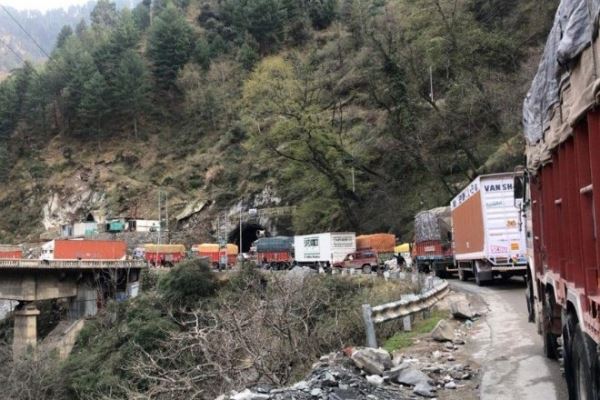 Оползни на севере Индии перекрыли шоссе, заблокировав 3 тыс. автомобилей