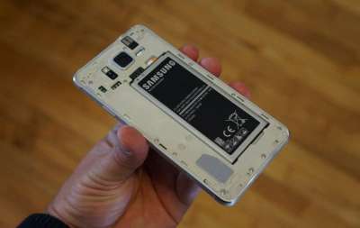 Производителей смартфонов могут заставить вернуть съемные аккумуляторы