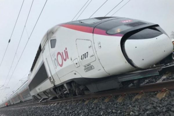 Из-за оползня во Франции поезд сошел с рельс, 22 человека ранены
